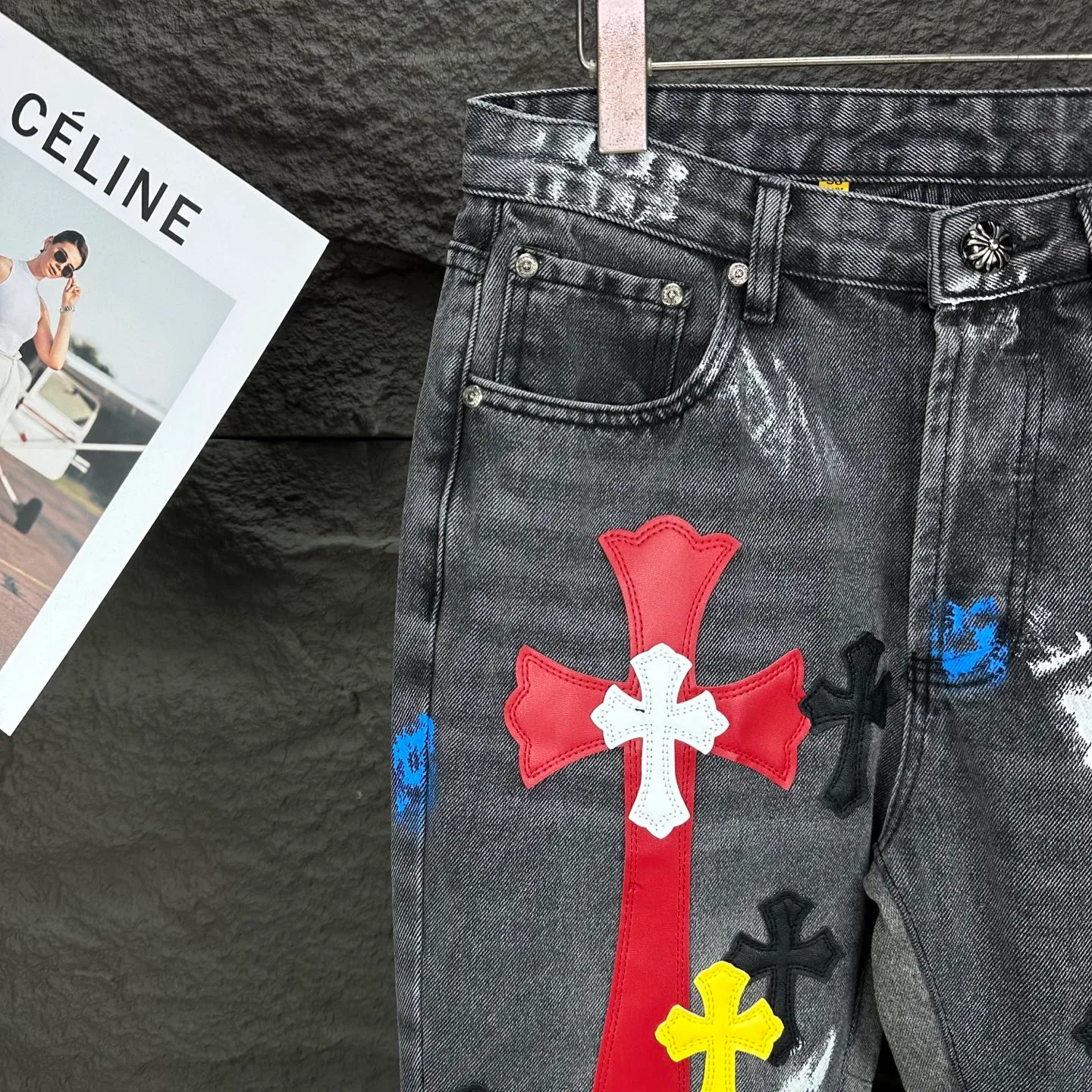 P290 GALLERY DEPT. & Croixin co-branded 2025 new limited-edition hand-painted colorful cross patchwork leather couple's bootcut jeans 🔥High version🔥High version🔥 Top ceiling quality Styles with different washed textures, very friendly to people with thin legs and thick legs, the bootcut version is very flattering leg shape Timeless moderate length, easy to match with casual, basic styling for various styles, a must-have in the wardrobe! The fabric is stiff but also makes the upper body soft without losing texture. The washing process is even more perfect. It is a must-have item for everyone! ! ! Washed wheat, tag, trouser label, three labels complete Color: washed black Size: 28, 30, 32, 34, 36 (five sizes)